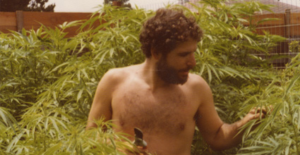 Eli auf seiner Marihuana-Plantage